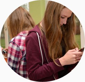 A & B Psicólogos - Adolescentes escribiendo por celular